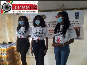 Dans le cadre de la lutte contre le Coronavirus en Guinée, le Comité Miss Guinée (COMIGUI 2019 a entamé le mardi, 25 août 2020, une campagne de sensibilisation et de distribution des kits sanitaires au bénéfice des vendeuses et administrateurs de quelques marchés de la capitale guinéenne. C’est à travers les trois plus belles filles de son concours de beauté de l'édition 2019 que le Comité Miss Guinée mène cette action. Le Marché Niger, situé en plein cœur de Kaloum, a constitué la première étape de cette campagne sensibilisation et de distribution de kits sanitaires financée par le PNUD (Programme des Nations-Unies pour le Développement). La cérémonie de lancement a eu lieu devant la résidence du gouverneur de la ville. La sensibilisation a porté sur les mesures d'urgence sanitaire en vigueur dans le pays depuis mars dernier. A tour de rôle, le trio miss Guinée 2019 et des invités de taille, tels que le représentant du gouverneur de la ville de Conakry et la représentante du ministre de l'unité et de la citoyenneté, ont insisté sur la réalité et la gravité de la pandémie. Une manière pour eux de pousser les vendeuses du Marché du Niger à prendre au sérieux son existence sur le territoire guinéen. Thermomètres pour prise de température, flacons d'eau de javel, savons et masques sont entre autres outils distribués. Satisfaite du déroulement de cette première étape, la plus belle fille de 2019 a assuré que la même chose sera faite dans les mois à venir pour les vendeuses d'autres marchés de Conakry. Photo « Nous sommes très fières de porter ce projet aujourd'hui dans la commune de Kaloum et j'espère que le message est bien passé. Nous avons dit que la maladie existe encore, de respecter la distanciation, le port du masque et le lavage régulier des mains avec de l'eau de javel. La prochaine fois on va aller vers les autres marchés. Dans toute chose il y a un point de repère. Donc ici (marché de Niger) c'était le premier point », a laissé entendre Mariame Touré. Le représentant résident du PNUD en Guinée était aussi de la partie. Luck Joel a salué l'initiative et remercié le Comité Miss Guinée (COMIG) qui en est l'auteur: « C'est un plaisir pour moi et aussi un honneur d'accompagner le Comité Miss Guinée dans cette initiative qui a été très vite grâce à l'engagement de monsieur le ministre de l'unité nationale et de la citoyenneté. Je remercie l'ensemble du gouvernement, d'abord pour la détermination forte je dirai même exemplaire de la riposte face à la pandémie de COVID-19. La mortalité est bien en deçà de ce qu'on connait sur le continent y compris les pays du nord. Il y a des résultats notables. Il y a eu des mobilisations fortes. Je voudrai aussi saisir l'occasion pour saluer l'ANSS. Je sais que c'est est un acteur clé et majeur dans cette riposte pour l'aspect sanitaire et pour l'aspect multidimensionnel lié au COVID-19 ». Quant à Johanna Barry qui est la présidente du Comité Miss Guinée, elle n'a pas manqué d'exprimer sa reconnaissance à tous ceux qui ont contribué à la réalisation de son initiative. En même temps, elle s'est montrée très déterminée à poursuivre la lutte contre le Coronavirus par les dons des kits sanitaires aux vendeuses dans différents marchés de Conakry. A noter que la durée de ce projet n'est pas déterminée pour le moment. Oury Maci Bah pour Guinee114.com 628533966