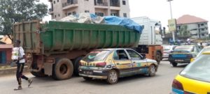 Conakry : en dépit de son interdiction, la circulation des gros camions pendant la journée continue