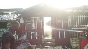 Incendie à Simbaya gare (Ratoma): deux boutiques et un centre informatique partent en fumée