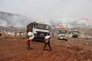 Plus grande décharge d'ordures de Conakry: Albayrak et Piccini ferment les yeux sur la présence dangereuse d’enfants