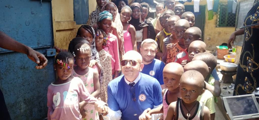 Habits de fête pour les enfants de trois orphelinats: signe d'une bonne collaboration entre le "Mouvement construire l'avenir c'est maintenant" et la direction d'Alport Conakry