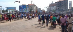 Conakry: des citoyens fêtent la chute du régime Condé