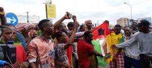 Arrivée du Président Embalo en Guinée: des jeunes de Conakry manifestent leur joie