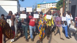 Urgent: manifestation de colère des menuisiers et tapissiers devant le Ministère de l'Environnement