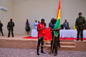 CAN 2022: le colonel Doumbouya remet le drapeau guinéen au Sily (Images)