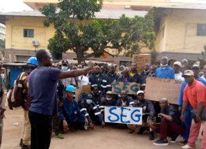 Urgent: rassemblement des travailleurs de la SEG, devant le ministère de l'Energie et de l'Hydraulique