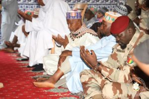 Bambéto: le colonel Doumbouya communie avec les fidèles musulmans