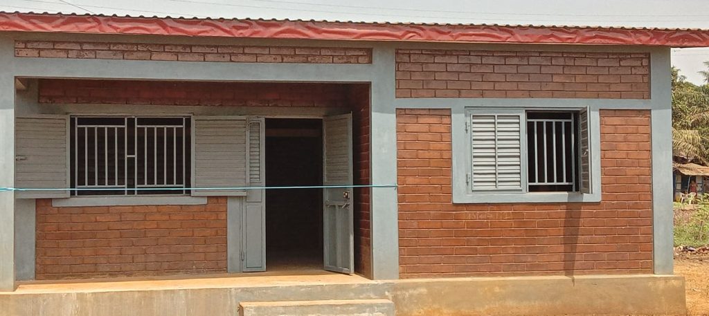 Camp Alpha Yaya Diallo: Afriland First Bank procède à la remise des clés d'un bâtiment à l'armée guinéenne