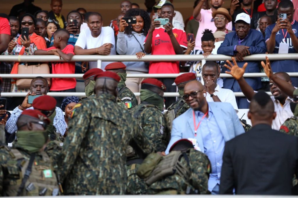 Le Col. Doumbouya au stade, la poignée de main avec l'ex-ministre...la Guinée au-dessus de tout