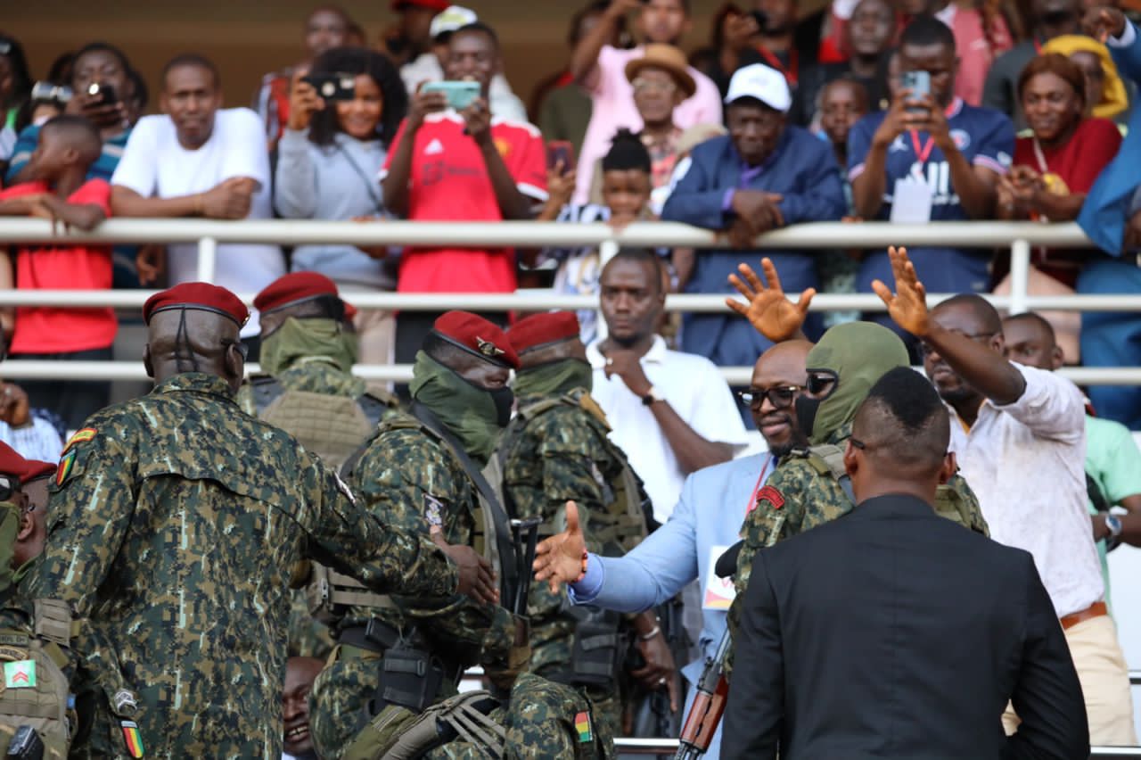 Le Col. Doumbouya au stade, la poignée de main avec l'ex-ministre...la Guinée au-dessus de tout