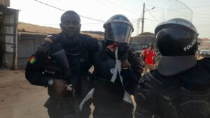 Actes de vandalisme sur la route de Prince: Cinq policiers blessés à Cosa