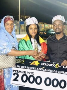 Cinéma: récipiendaire d'un prix au FESPACO, Ramatoulaye Bah accueillie à l'aéroport AST de Conakry (Images)