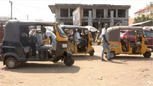 Le gouvernement interdit l’importation des tricycles à usage de transport en commun appelés Bombonna (Communiqué)