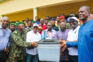 Forécariah/La Guinée au service de ses voisins: Mory Condé remet officiellement les onze mille kits électoraux prêtés à la Sierra Leone