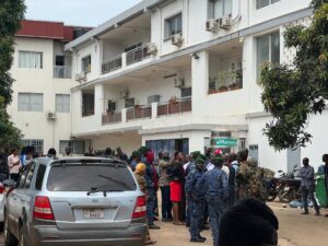 Manif au ministère de l'Information: des travailleurs demandent le départ de la ministre «Aminata, zéro !»
