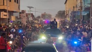 Mamadi Doumbouya accueilli en pompe à Conakry: l’opposition fulmine