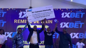 Conakry: 1xbet remet le chèque des sept milliards au parieur Mamadi Camara