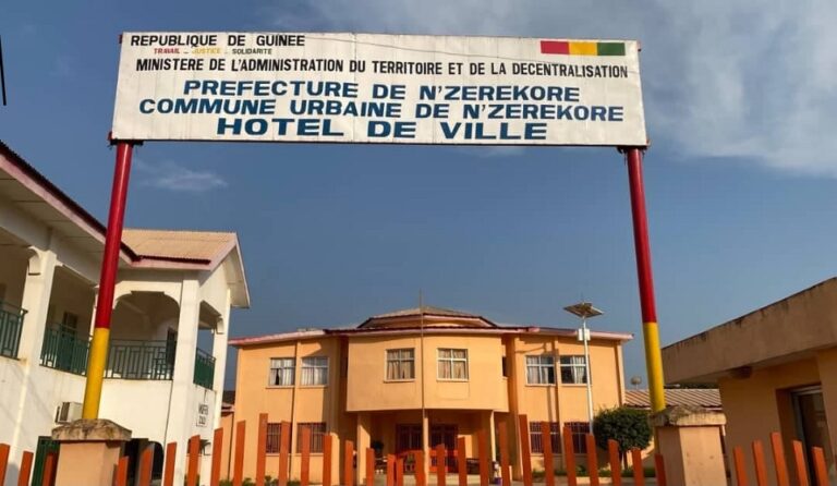 Bah Oury a-t-il offert cent millions aux sages de N’Zérékoré ? Autorité communale et patriarches s’accusent