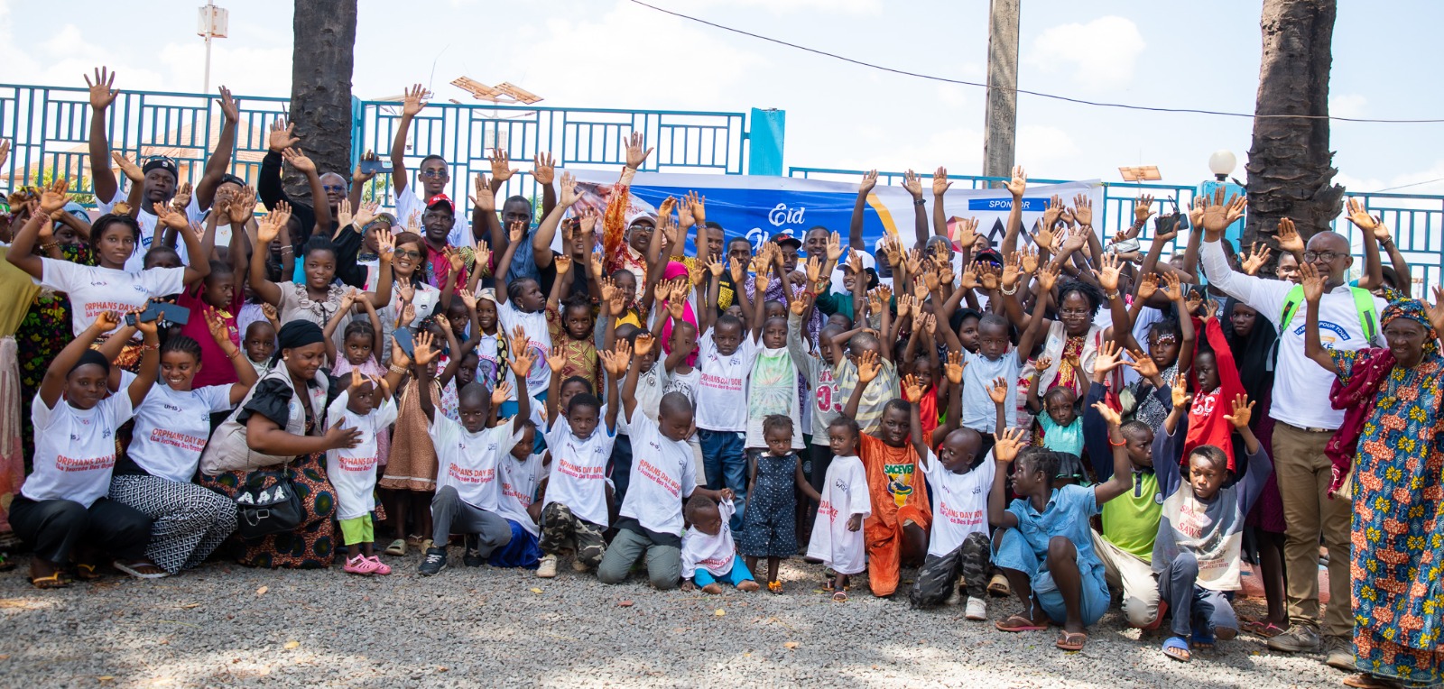 Boké-Humanitaire: l’ONG Main Tendue à Tous offre plus de 550 vêtements neufs et des denrées alimentaires aux orphelins