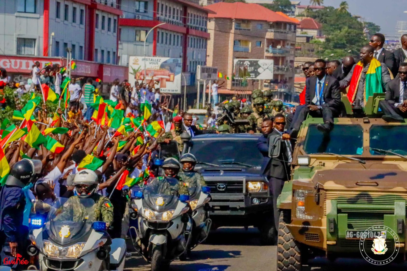 Retour triomphal du Général-Président Mamadi Doumbouya à Conakry : Quand les populations montrent leur adhésion au projet audacieux de refondation et de rectification institutionnelle