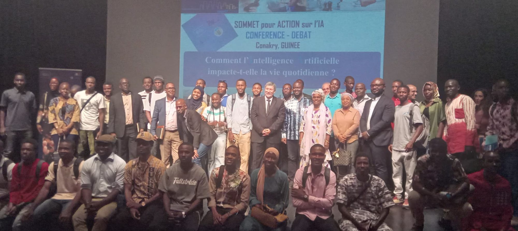 L'ambassade de France en Guinée et en Sierra Léone et l'institut français de Guinée ont organisé ce lundi, 10 février 2025 une conférence débat en écho du sommet international pour l'action sur l'intelligence artificielle le même jour à Paris. L'occasion a été mise à profit pour expliquer aux nombreux spectateurs l'importance de l'IA dans l'éducation et son impact dans vie quotidienne des populations. Des enseignants-chercheurs, étudiants et responsables d'ONG ont pris part à l'événement qui a eu lieu au Centre culturel franco-guinéen de Conakry. Au sortir de la conférence, Sébastien Vittet, conseiller coopération et action culturelle à l'ambassade de France en Guinée note «qu'il y a beaucoup de gens qui utilisent cette Intelligence Artificielle dans le monde entier pas seulement en Guinée parce qu'elle est accessible, elle est facile. Et aujourd'hui, on a décidé de se rencontrer justement pour parler un petit peu de cet impact qu'elle a dans nos vies ». Le recteur de l'université Koffi Annan de Guinée, Professeur Mohamed Tayeb LASKRI, qui a fait un exposé sur le thème du jour, est largement revenu sur l'importance de cet outil numérique sur la vie quotidienne des populations à travers le monde sans oublier son côté négatif. «Tous les outils que vous êtes en train d'utiliser maintenant, lorsque vous interrogez l'Internet avec de la voix, il doit y avoir une reconnaissance vocale, une recherche d'informations, l'information qui répond à la question qui a été posée. Et ensuite, on peut synthétiser tout ça. Imaginez qu'on peut incorporer tout ça dans un système embarqué dans une voiture. Et quand on conduit, on peut parler librement et non pas au téléphone », a étalé le Pr. Mohamed Tayeb LASKRI. Selon le conférencier, il y a aussi le côté négatif notamment la désinformation pour lequel il y a un défi de règlementation. J’ai soulevé le côté de désinformation. Si quelqu'un veut nuire à quelqu'un ou bien veut nuire à une société ou bien veut nuire à un pays, il va lancer de la désinformation sur le net pour pouvoir provoquer des choses incompréhensibles sur le plan éthique et sur le plan moral. Et donc, là, c'est le côté négatif. Il faudra qu'il y ait une réglementation autour de tout ça. C'est cela qui manque un petit peu à l'IA générative. Il manque une réglementation claire qui permet un petit peu d'éviter le côté négatif de l'IA générative. Sinon, il faut être vraiment optimiste pour qu'il n'y ait que des choses positives qui nous aident dans notre quotidien de toujours", a indiqué le directeur du Master intelligence artificielle et sciences des données à l'université Koffi Annan de Guinée. Créée en 1956, l'IA (Intelligence Artificielle) est devenue un outil incontournable sur l’internet dans le cadre des recherches dans tous les domaines (médical, économique...). Mamadou Macka DIALLO 666 660 366