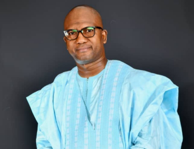 Création d’un Fonds Souverain en Guinée, quelle plus-value pour l’économie nationale ? (Par Abdoulaye GUIRASSY, Economiste-politologue) Un fonds souverain est un instrument financier géré par un État ou une entité publique, il s’agit concrètement d’un fonds détenu par un gouvernement qui investit dans divers actifs (actions, obligations, immobilier, entreprises, etc.) dans le but de faire fructifier les réserves financières du pays. Ces fonds sont généralement alimentés par des réserves financières provenant de : L’extraction des ressources naturelles (pétrole, gaz, bauxite, fer etc…) ; Des excédents budgétaires, de revenus commerciaux ou d'autres sources de revenus nationaux. L’objectif principal de la mise en place d’un fonds souverain consiste à générer des rendements à long terme pour le pays, à constituer une épargne pour les générations futures surtout dans les pays dépendants des ressources naturelles et à stabiliser l’économie par l’atténuation des chocs économiques, notamment une chute brutale des prix. Le schéma de financement d’un fonds souverain consiste à allouer une partie des fonds issues de : L’exportation des matières premières (Norvège, Arabie Saoudite…) ; L’excédent commercial des pays ayant une balance commerciale excédentaire (Chine, Singapour). Les pays qui font le choix stratégique de créer ces fonds, se retrouvent généralement avec des réserves de change excessives détenues par les banques centrales. Outre les réserves de change, l’actif des fonds souverains est aussi composé des participations financières (actions, obligations, réserves foncières, métaux précieux et autres instruments financiers). Les fonds souverains peuvent revêtir plusieurs formes telles que : Fonds de stabilisation ; Fonds d'épargne intergénérationnelle ; Fonds de développement ; Fonds de réserves. Ils permettent aux pays de renforcer leurs influences en détenant des parts significatives dans des entreprises mondiales, c’est donc un outil de gestion de la richesse nationale combinant stratégie financière, vision à long terme avec parfois des bifurcations géopolitiques. La création d’un fonds souverain exige des préalables tels que : L’élaboration d’une stratégie d’investissement aboutie ; La rédaction des documents juridiques et réglementaires ; La structuration du fonds ;  Le recrutement de l’équipe dirigeante ; La collecte des fonds ; Le lancement officiel du fonds souverain. La République de Guinée, dotée d’un potentiel minier hors du commun ambitionne sous l’impulsion des autorités du CNRD, avec l’appui du Cabinet Southbridge de créer un fonds souverain dans le cadre du Programme Simandou 2040. Ce fonds sera probablement dénommé Fonds Souverain de Guinée (FSG). A rappeler que depuis l’accession de notre pays à l’indépendance en 1958, tous les gouvernements successifs se sont intéressés au gisement de fer de Simandou, mais force est de reconnaitre que les avancées enregistrées sous l’ère CNRD, sont spectaculaires et sans commune mesure. La dynamique actuelle a induit une avancée majeure faisant ainsi passer du titanesque projet Simandou d’une simple idée de projet à un chantier en exécution, avec de multiples composantes (ferroviaires, portuaires, minières …). La mise en place de ce fonds souverain aura le mérite non seulement de sécuriser les ressources issues de l’exploitation des mines de fer de Simandou, de diversifier notre économie, mais aussi de constituer un bas de laine pour la stabilité financière à long terme et un filet de sécurité financière pour les générations futures. Par ce biais, le Gouvernement agira en bon père de famille suffisamment altruiste qui léguera à ses progénitures des héritages conséquents plutôt que des dettes excessives. A rappeler que le service de la dette occupe la première place dans la nomenclature budgétaire de notre pays dans son « titre1» et absorbe une part significative de nos ressources. De ce point de vue, le Fonds Souverain sera un levier stratégique à actionner pour garantir l’autonomie et le financement des programmes de développement de notre pays. Pour rappel, le gisement de Simandou regorge plus de 8 milliards de tonnes de fer à teneur exceptionnelle avoisinant 70%. Les recettes estimées sont chiffrées à plus 2 milliards de dollars dès les cinq premières années d’exploitation selon le ministère en charge du Plan. Cet accroissement exponentiel potentiel de nos ressources engendre des défis énormes au nombre desquels nous pouvons citer : La capacité d’absorption des ressources ; La gestion transparente des ressources ; La diversification de l’économie ; La dépendance excessive aux exportations des matières premières ; La forte exposition aux chocs exogènes (volatilité des prix). Pour relever efficacement ces défis, il sera utile que le futur fonds soit subdiviser en plusieurs sous fonds notamment : Une caisse de stabilisation à l’image de la caisse de péréquation des matières premières en Côte d’Ivoire pour annihiler l’effet de volatilité des cours mondiaux de fer ;  Un fonds dédié à la diversification de notre économie (70% de nos recettes sont issues de l’exportation de nos mines), en orientant prioritairement les investissements vers les secteurs de l’éducation, de l’agriculture, des industries industrialisantes, les infrastructures et celui de la santé ; Un fonds des générations futures à l’image de celui de la Province du Québec au Canada, un tel fonds aura pour mérite la prise en compte des préoccupations futures de nos enfants et petits-enfants. Pour se prévaloir de l’acceptabilité et de la reconnaissance des Institutions Internationales comme le FMI, il est essentiel que ce futur fonds respecte les conditions d’éligibilité des fonds souverains qui sont : Être géré ou contrôlé par le gouvernement ; Gérer les actifs dans une logique de long terme ; Poursuivre une politique d’investissement visant des objectifs macroéconomiques (diversification du PIB, le lissage de l’activité ou encore l’épargne intergénérationnelle). Afin de garantir la pérennité d’un tel dispositif, il est crucial de créer le fonds par la loi plutôt que par un décret, car le cadre juridique et règlementaire qui consacre la création d’un tel fonds, doit être le plus robuste et le plus tenace possible, de manière à résister à la tentation des humains et aux vicissitudes des temps. Ce cadre devra clairement prévoir des intangibilités et de dresser le portrait-robot des dirigeants dont la nomination ne doit souffrir d’aucune complaisance, de la qualité des dirigeants dépendra largement l’efficacité de la gouvernance des institutions. Cependant, il est de notoriété publique que les fonds souverains investissent une part importante de leurs actifs dans les bourses des valeurs mobilières (40%), ce qui fait d’eux des acteurs clés des marchés financiers mondiaux. Or, à date la Guinée ne dispose pas d’un marché financier en bonne et due forme où se négocierait les actions et les obligations. Dans cet ordre d’idée, la question légitime que l’on pourrait se poser, est de se questionner sur l’ordre de préséance entre la création d’un marché financier national et la mise en place d’un fonds souverain national. En claire sans marché financier opérationnel, le futur fonds sera privé de la couveuse permettant son accroissement post natal. La seule alternative qui s’offrirait au Fonds Souverain de Guinée est de s’affilier aux marchés financiers de certains pays de la sous-région, en attendant la mise en place urgente du nôtre. De ce qui précède, il est opportun de saluer à sa juste mesure la vision globale et la dynamique en cours. Le projet et le Programme Simandou sont entrain de redonner espoir aux guinéens, nonobstant quelques scepticismes ambiants d’une frange de la population. En tout état de cause, la volonté politique qui sous-tend la mise en place d’un Fonds Souverain national est une innovation majeure dans l’architecture économique de notre pays et augure des perspectives rassurantes dans la mise en œuvre des stratégies de développement à moyen et long terme de notre pays. Abdoulaye GUIRASSY, titulaire d’un Master en Economie appliquée (Université de Limoges, France) et d’un Master en Science PO (Jean Moulin Lyon 3, France) ; Membre correspondant de l’Académie des Sciences de Guinée ; Chargé de cours d’économie monétaire et Président du Cercle de Réflexion et d’Analyse de la Conjoncture Economique (CRACE).