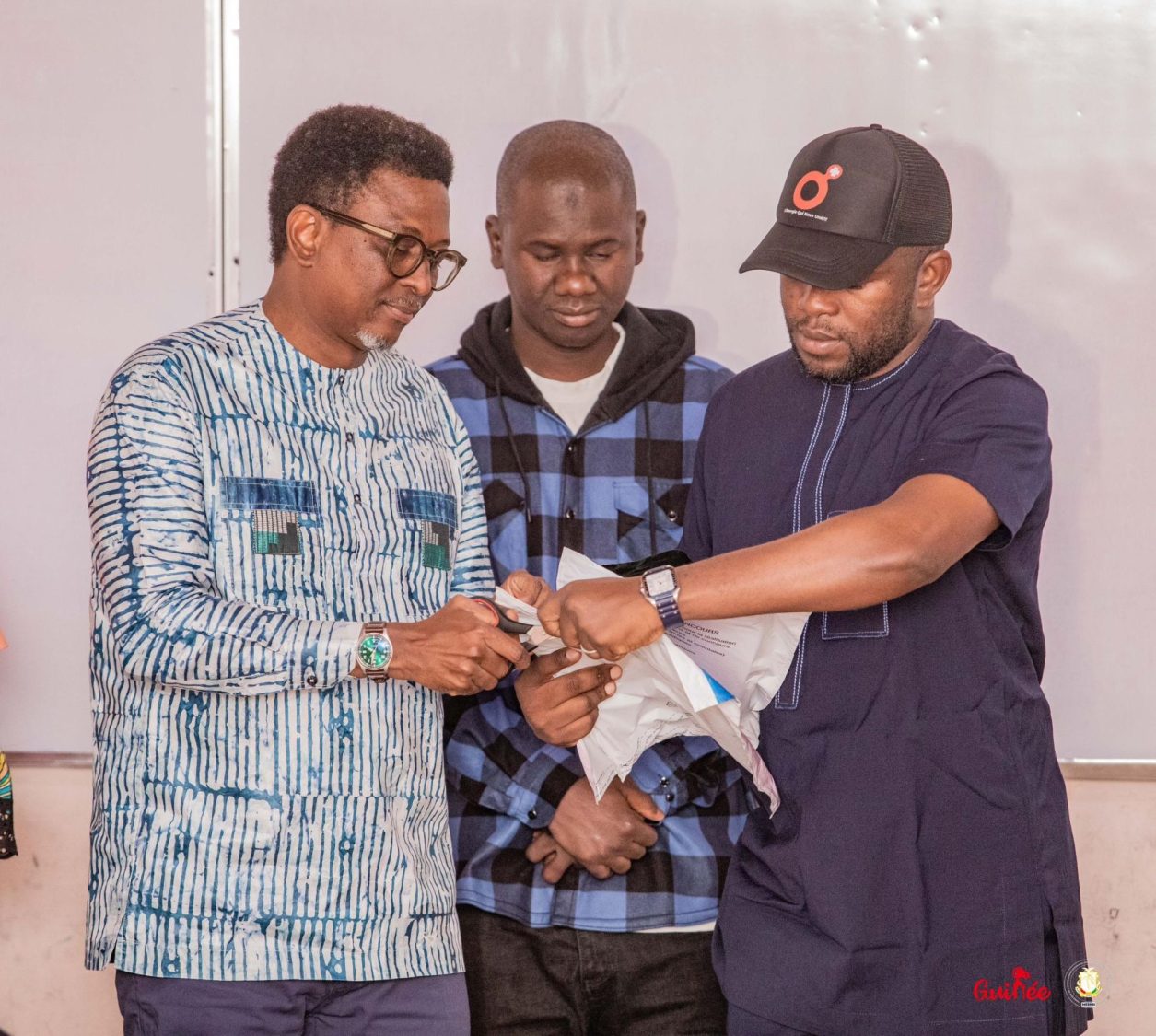 Dalaba : lancement officiel du concours commun des Instituts Nationaux Polytechniques (CCINP) Ce lundi, à Dalaba, le ministre de l’Enseignement Supérieur, de la Recherche Scientifique et de l’Innovation, Alpha Bacar Barry, a procédé au lancement officiel des épreuves du Concours Commun des Instituts Nationaux Polytechniques (CCINP), en présence des représentants de l’Ambassade de France en Guinée et en Sierra Leone. Ce concours marque une étape importante pour les élèves des Classes Préparatoires aux Grandes Écoles de Guinée. Organisé simultanément dans plusieurs centres à l'international, le CCINP offre aux candidats la possibilité d'intégrer plus de soixante écoles d’ingénieurs de renom en France, réparties en deux grandes catégories : plus de trente écoles recrutant directement via le concours CCINP, et une quarantaine d’autres via la banque d’épreuves. Dans son discours, Alpha Bacar Barry a tenu à adresser un message d'encouragement solennel aux candidats. « En ce jour décisif, je tiens à adresser tous mes encouragements aux candidates et candidats guinéens qui affrontent avec détermination les épreuves du Concours Commun des Instituts Nationaux Polytechniques. Ce concours exigeant est l’un des plus prestigieux d’Europe et incarne l’excellence académique à laquelle aspire notre pays », a-t-il déclaré. Le ministre a ajouté avec fierté. « Vous représentez l’avenir de l’ingénierie guinéenne. Votre engagement, votre rigueur et votre persévérance sont déjà des victoires en soi. Ayez confiance en vous, donnez le meilleur de vous-mêmes et portez haut les couleurs de la Guinée. » À travers cette cérémonie, le gouvernement guinéen soutenir la mobilité académique internationale et de favoriser l'émergence d'une élite scientifique nationale ouverte sur le monde. « Le Gouvernement est fier de vous et continuera à créer les conditions d’une formation d’élite, ouverte sur le monde », a insisté Alpha Bacar Barry. Ce concours constitue ainsi un levier important pour la formation d’une nouvelle génération d’ingénieurs capables de contribuer à l'essor scientifique et technologique du pays?