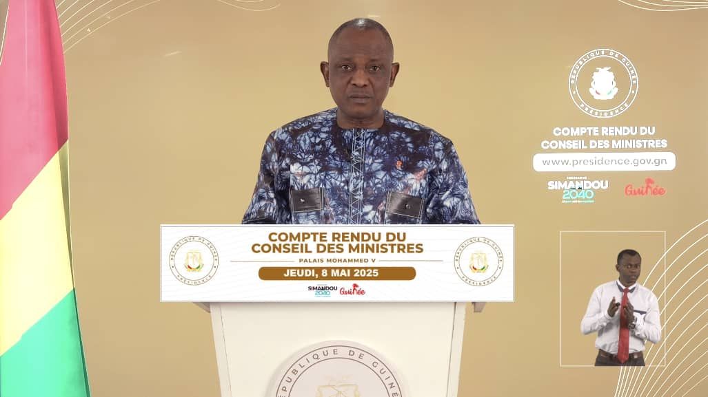𝐂𝐎𝐍𝐒𝐄𝐈𝐋 𝐃𝐄𝐒 𝐌𝐈𝐍𝐈𝐒𝐓𝐑𝐄𝐒 𝐄𝐗𝐂𝐄𝐏𝐓𝐈𝐎𝐍𝐍𝐄𝐋 𝐃𝐔 𝟎𝟖 𝐌𝐀𝐈 𝟐𝟎𝟐𝟓 𝐀𝐕𝐄𝐂 𝐋𝐀 𝐏𝐀𝐑𝐓𝐈𝐂𝐈𝐏𝐀𝐓𝐈𝐎𝐍 𝐃𝐄𝐒 𝐌𝐄𝐌𝐁𝐑𝐄𝐒 𝐃𝐔 𝐂𝐍𝐑𝐃 𝐒𝐨𝐮𝐬 𝐥𝐚 𝐡𝐚𝐮𝐭𝐞 𝐚𝐮𝐭𝐨𝐫𝐢𝐭𝐞́ 𝐝𝐞 𝐒𝐨𝐧 𝐄𝐱𝐜𝐞𝐥𝐥𝐞𝐧𝐜𝐞 𝐥𝐞 𝐆𝐞𝐧𝐞𝐫𝐚𝐥 𝐌𝐚𝐦𝐚𝐝𝐢 𝐃𝐎𝐔𝐌𝐁𝐎𝐔𝐘𝐀, 𝐏𝐫𝐞́𝐬𝐢𝐝𝐞𝐧𝐭 𝐝𝐞 𝐥𝐚 𝐑𝐞́𝐩𝐮𝐛𝐥𝐢𝐪𝐮𝐞, 𝐂𝐡𝐞𝐟 𝐝𝐞 𝐥’𝐄́𝐭𝐚𝐭, 𝐮𝐧 𝐂𝐨𝐧𝐬𝐞𝐢𝐥 𝐝𝐞𝐬 𝐦𝐢𝐧𝐢𝐬𝐭𝐫𝐞𝐬 𝐞𝐱𝐜𝐞𝐩𝐭𝐢𝐨𝐧𝐧𝐞𝐥 𝐬’𝐞𝐬𝐭 𝐭𝐞𝐧𝐮 𝐜𝐞 𝐣𝐞𝐮𝐝𝐢 𝟖 𝐦𝐚𝐢 𝟐𝟎𝟐𝟓 𝐚𝐮 𝐏𝐚𝐥𝐚𝐢𝐬 𝐌𝐨𝐡𝐚𝐦𝐞𝐝 𝐕. 𝐋’𝐨𝐫𝐝𝐫𝐞 𝐝𝐮 𝐣𝐨𝐮𝐫 𝐩𝐨𝐫𝐭𝐚𝐢𝐭 𝐩𝐫𝐢𝐧𝐜𝐢𝐩𝐚𝐥𝐞𝐦𝐞𝐧𝐭 𝐬𝐮𝐫 le 𝐦𝐞𝐬𝐬𝐚𝐠𝐞 𝐝𝐮 𝐂𝐡𝐞𝐟 𝐝𝐞 𝐥’𝐄́𝐭𝐚𝐭 𝐌𝐄𝐒𝐒𝐀𝐆𝐄 𝐃𝐔 𝐏𝐑𝐄́𝐒𝐈𝐃𝐄𝐍𝐓 𝐃𝐄 𝐋𝐀 𝐑𝐄́𝐏𝐔𝐁𝐋𝐈𝐐𝐔𝐄, 𝐂𝐇𝐄𝐅 𝐃𝐄 𝐋'𝐄𝐓𝐀𝐓 Le Président de la République a tout d’abord exprimé sa profonde gratitude au Président de la République du Rwanda, au peuple rwandais ainsi qu’aux compatriotes guinéens résidant au Rwanda, pour l’accueil chaleureux et l’hospitalité réservés à sa délégation lors de sa récente visite d’amitié. Il a également renouvelé ses félicitations au Président Brice Clotaire Oligui NGUEMA, à l’occasion de sa cérémonie d’investiture au Gabon, et a salué l’accueil fraternel qu’il a reçu de la part des autorités gabonaises, du peuple gabonais et des compatriotes guinéens vivant dans ce pays. Le Chef de l’État a ensuite rappelé la signature récente du décret fixant la date du référendum constitutionnel au 21 septembre 2025. Il a instruit le Gouvernement d’intensifier les efforts de sensibilisation, afin de permettre à tous les citoyens âgés de 10 ans et plus de se faire enregistrer dans le cadre du Programme National de Recensement à Vocation d’État Civil (PN-RAVEC). Il a lancé un appel solennel à tous les citoyens guinéens à se faire recenser pour pouvoir participer au référendum et contribuer à l’adoption d’une Constitution qui reflète les aspirations nationales. Par ailleurs, le Président de la République a tenu à rappeler le décret instaurant la gratuité de la Carte Nationale d’Identité. Il a demandé aux acteurs concernés de lui transmettre, dès la semaine prochaine, un rapport sur l’état de sa mise en œuvre, et d’assurer la coordination avec le PN-RAVEC pour permettre à chaque citoyen de disposer d’un identifiant biométrique national unique. Le Président de la République a ensuite félicité les membres du Comité Stratégique de Simandou et les parties prenantes de l’Accord-cadre sino-guinéen pour le lancement des travaux de la raffinerie d’alumine de la société SPIC à Boffa. Il a souligné que cette initiative marque une étape importante vers la transformation locale de la bauxite et l’industrialisation du pays. Toutefois, il a rappelé avec fermeté que le respect des engagements contractuels et des délais est non négociable. À cet effet, le Chef de l’État a donné instruction au Ministre des Mines et de la Géologie de : • Procéder au retrait des permis et concessions des sociétés minières non conformes aux obligations prévues par le Code minier ; • Soumettre une proposition d’interdiction de l’exportation de l’or brut, en raison de l’achèvement imminent de l’une des plus grandes raffineries d’or au monde en République de Guinée. Le Président de la République a souligné que cette infrastructure revêt une importance stratégique pour la souveraineté économique du pays. Enfin, dans le cadre de la modernisation urbaine, le Président de la République a instruit le Ministre de l’Urbanisme, de l’Habitat et de l’Aménagement du Territoire de prendre toutes les dispositions nécessaires pour assurer l’harmonisation des constructions, notamment les bâtiments publics tels que les établissements administratifs et la cité ministérielle. Il a insisté sur la rigueur et la célérité dans l’exécution de cette directive. Le Président de la République a conclu son message en réaffirmant son engagement à œuvrer pour une Guinée moderne, souveraine et solidaire.
