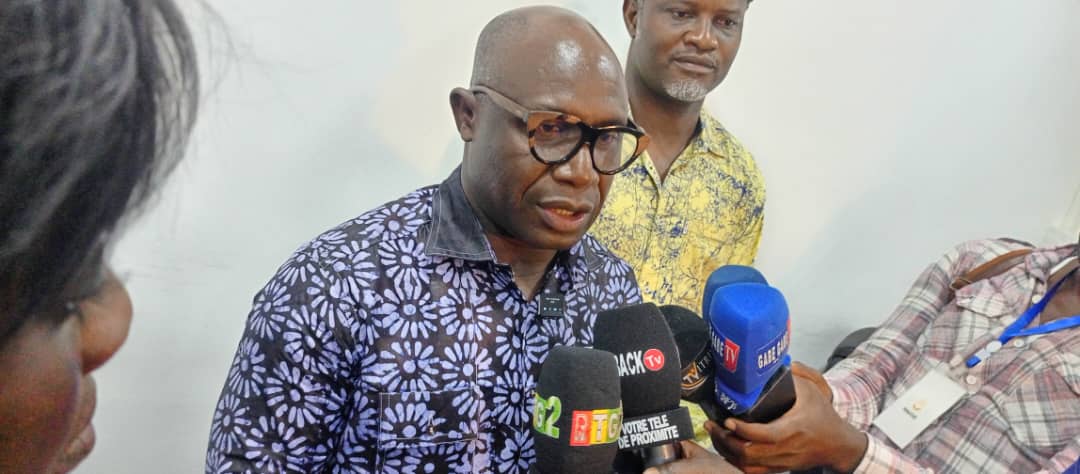 Remise de chèques à six artistes : « Il est de notre devoir de les accompagner » (Malick Kébé) 